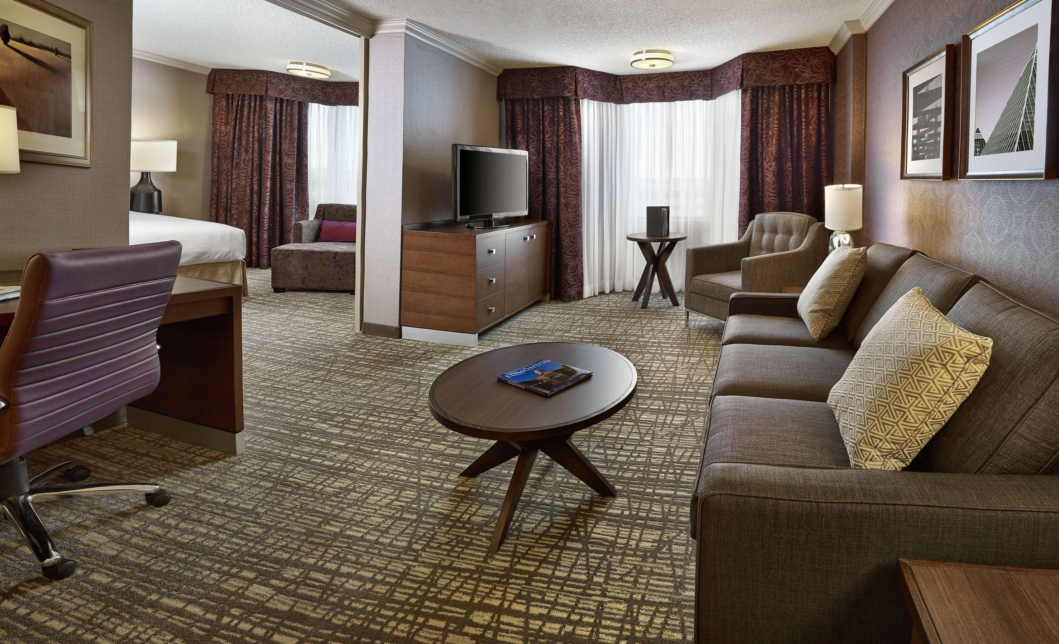 Doubletree By Hilton West Edmonton Hotel Екстериор снимка