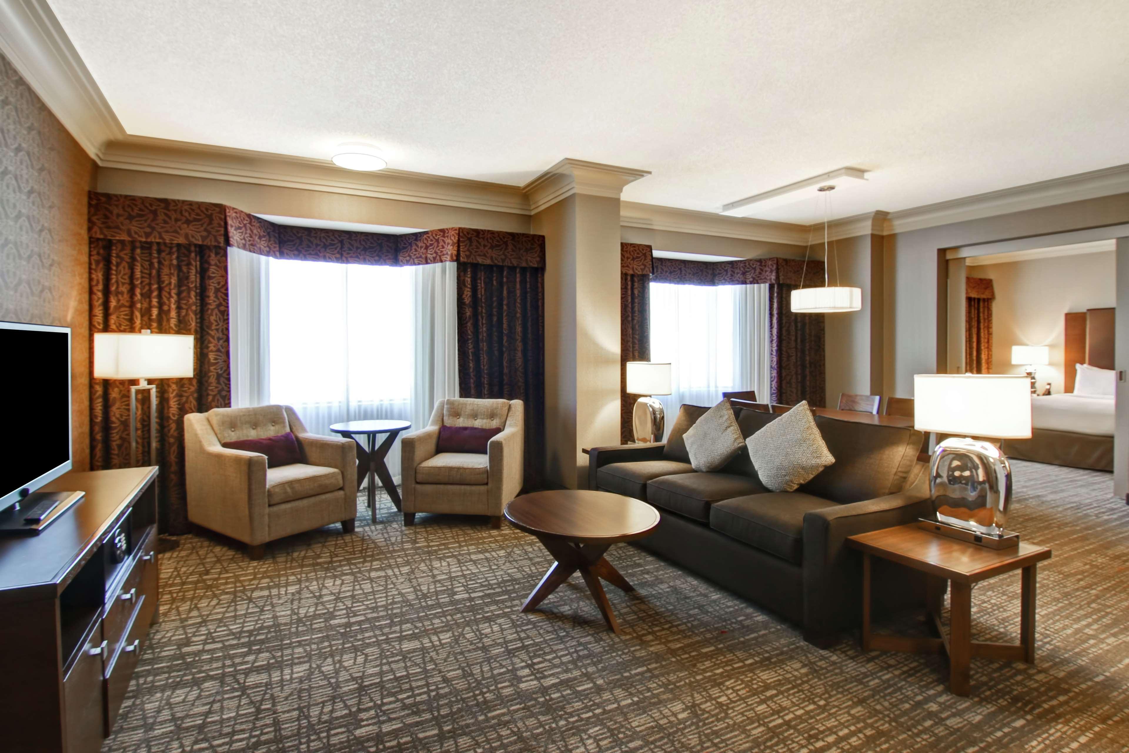 Doubletree By Hilton West Edmonton Hotel Екстериор снимка