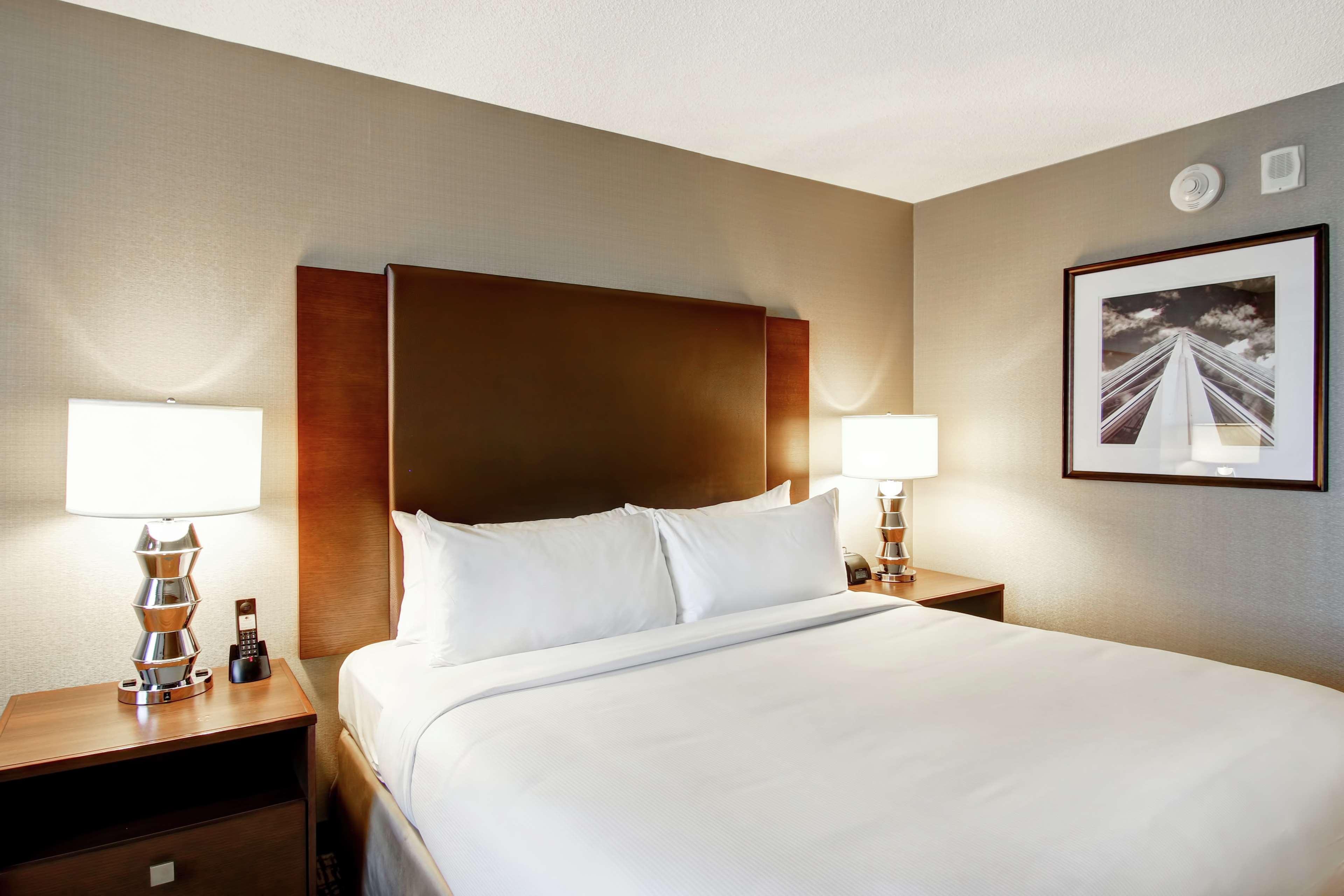 Doubletree By Hilton West Edmonton Hotel Екстериор снимка
