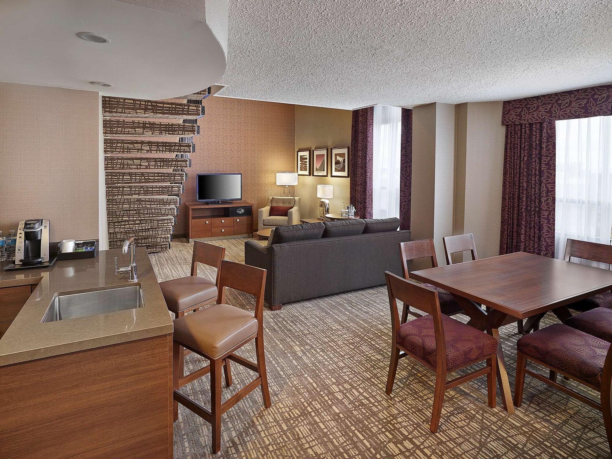 Doubletree By Hilton West Edmonton Hotel Екстериор снимка
