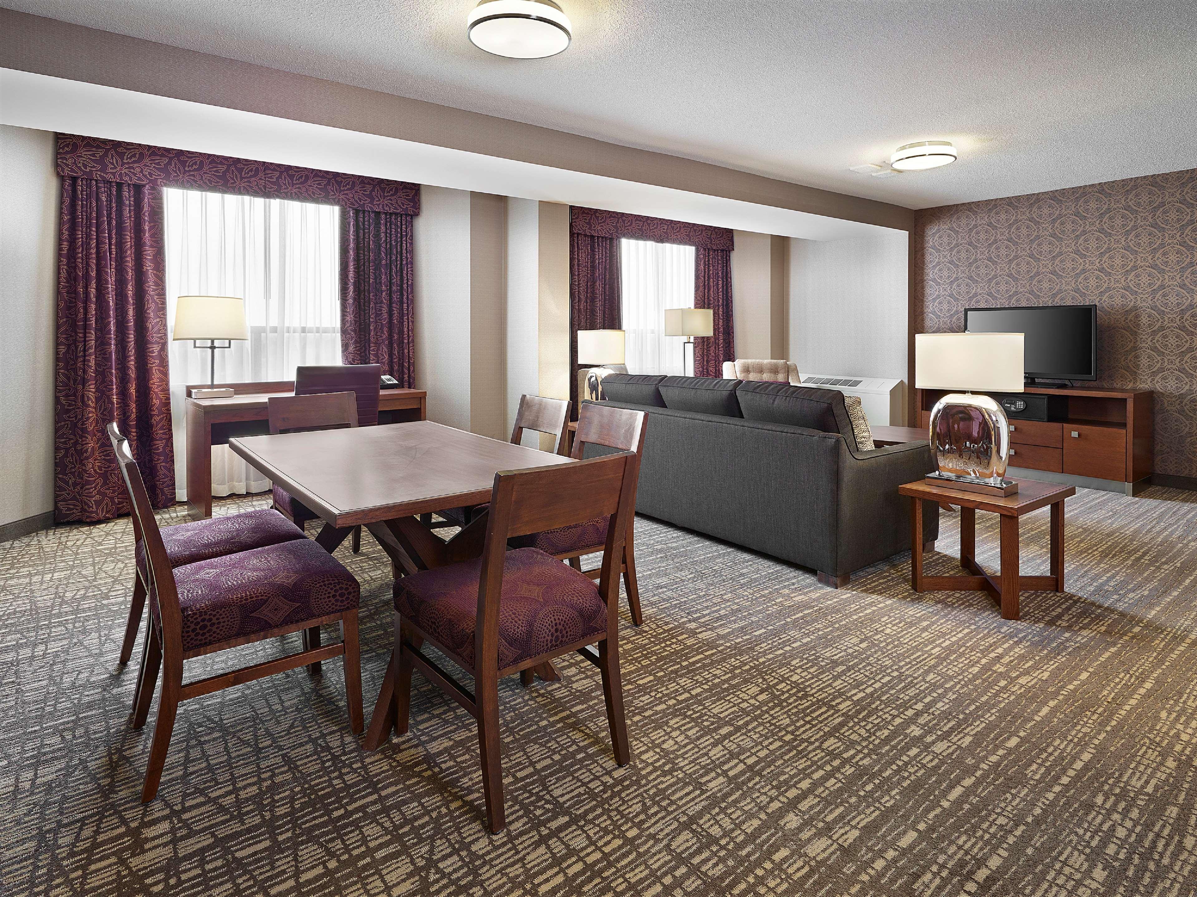 Doubletree By Hilton West Edmonton Hotel Екстериор снимка
