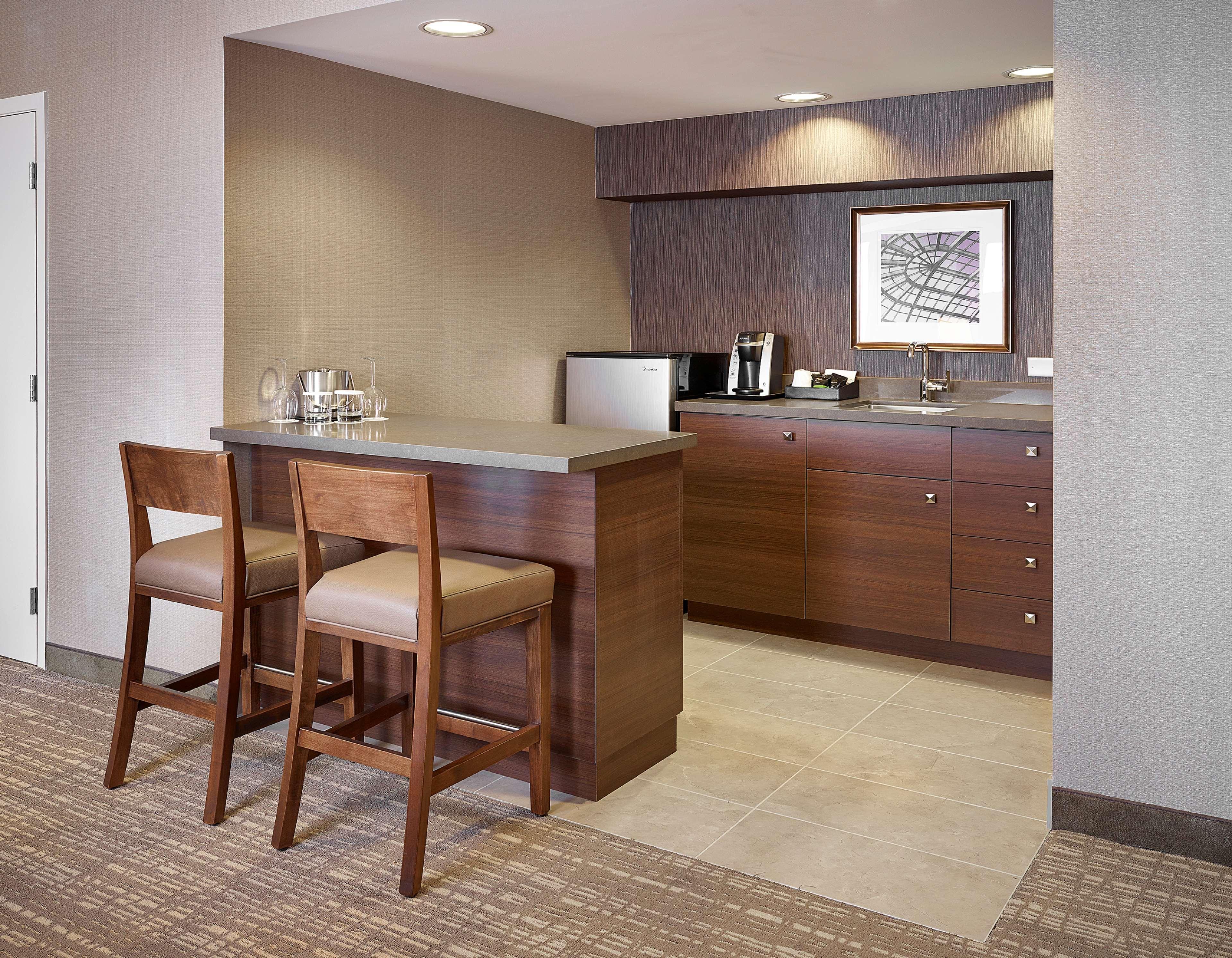 Doubletree By Hilton West Edmonton Hotel Екстериор снимка