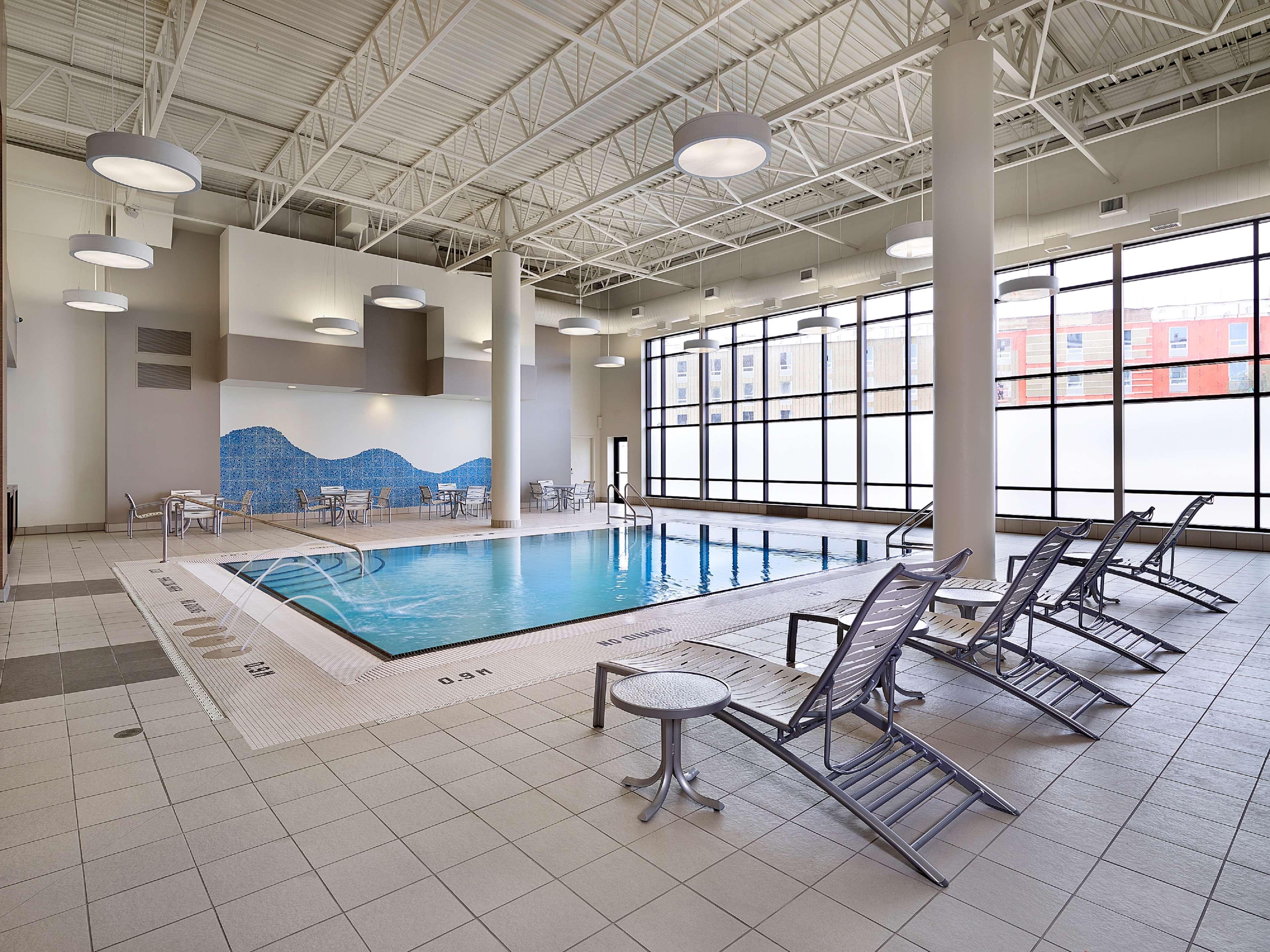 Doubletree By Hilton West Edmonton Hotel Екстериор снимка