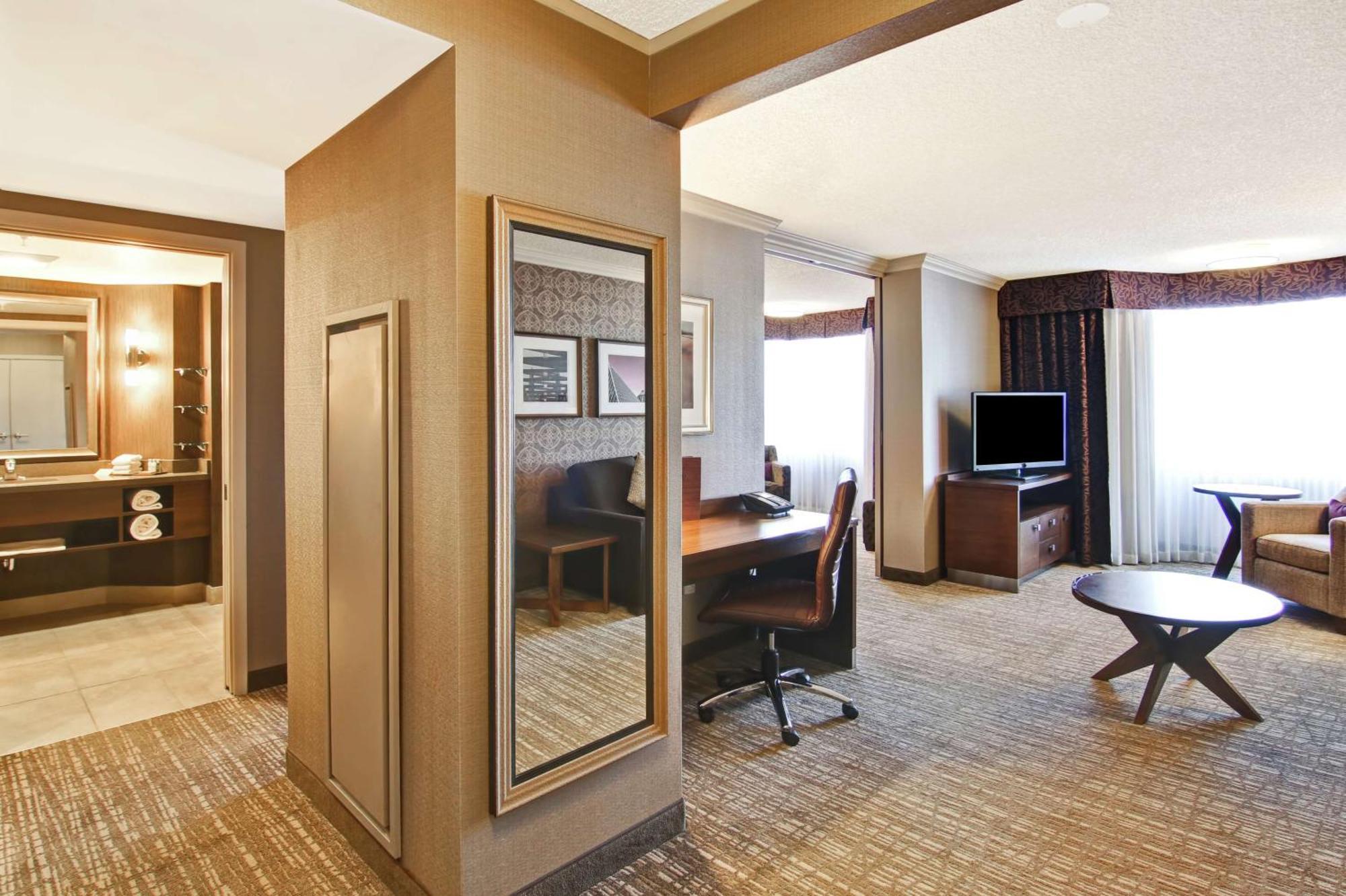 Doubletree By Hilton West Edmonton Hotel Екстериор снимка