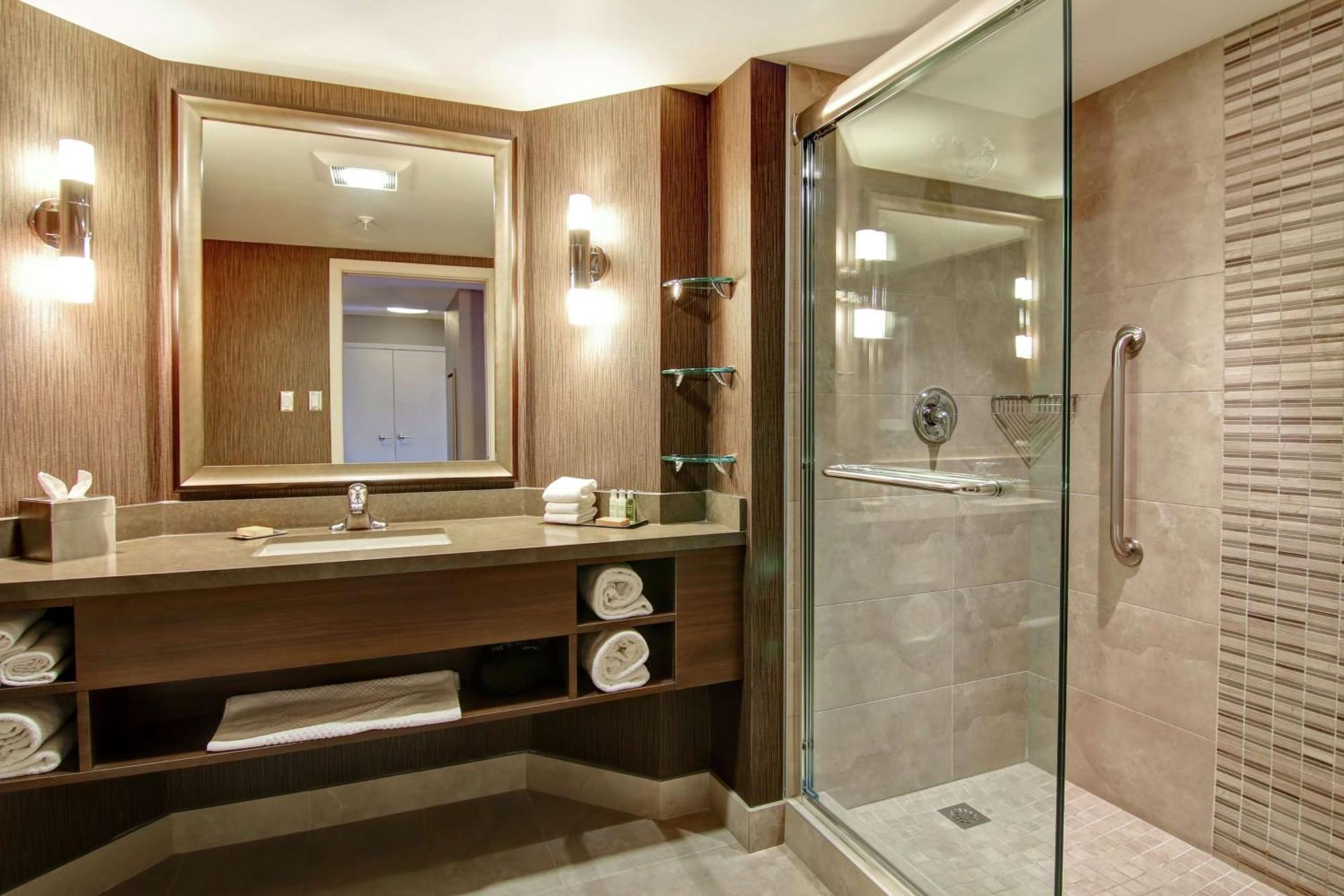 Doubletree By Hilton West Edmonton Hotel Екстериор снимка