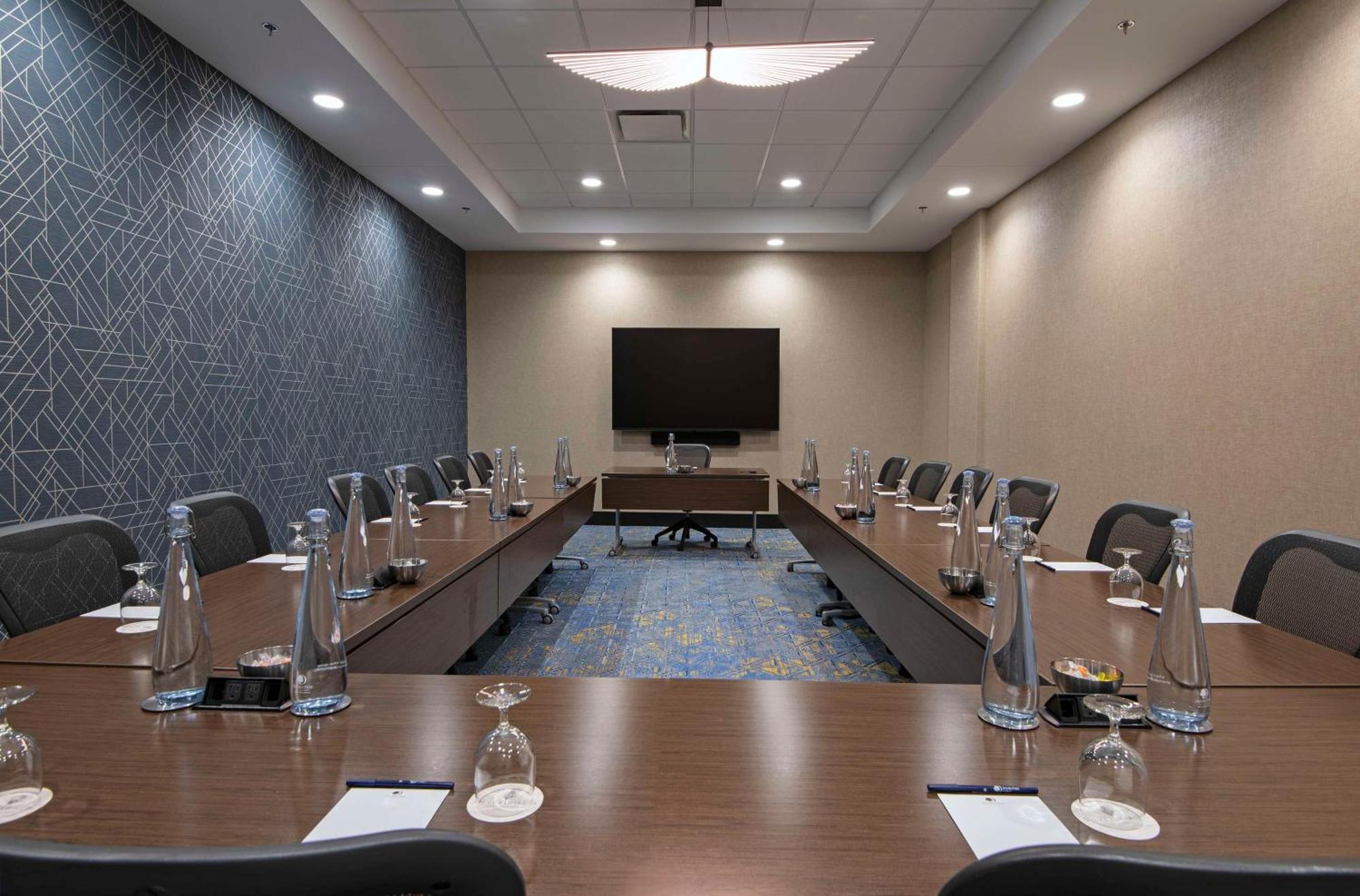 Doubletree By Hilton West Edmonton Hotel Екстериор снимка
