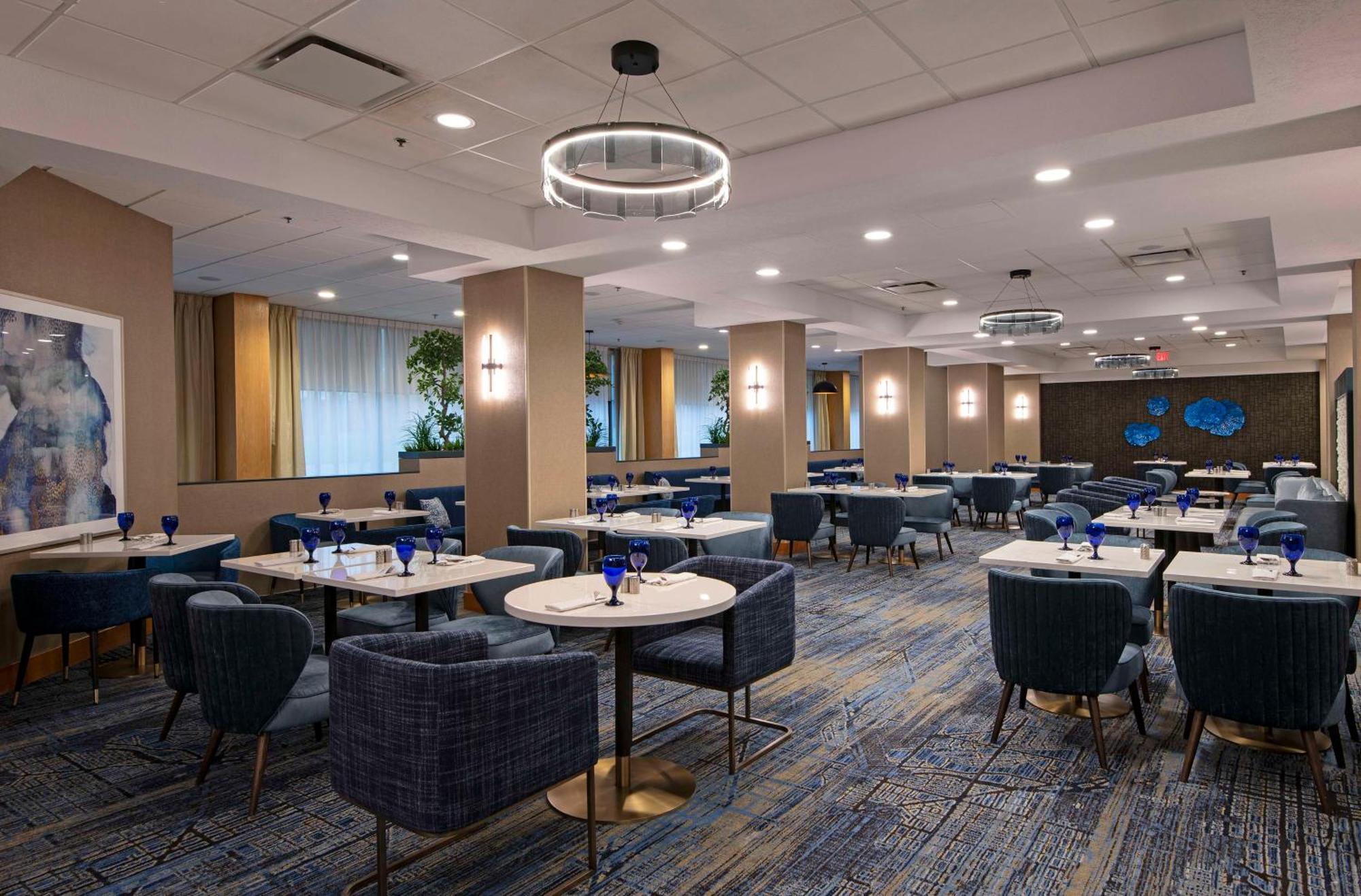 Doubletree By Hilton West Edmonton Hotel Екстериор снимка