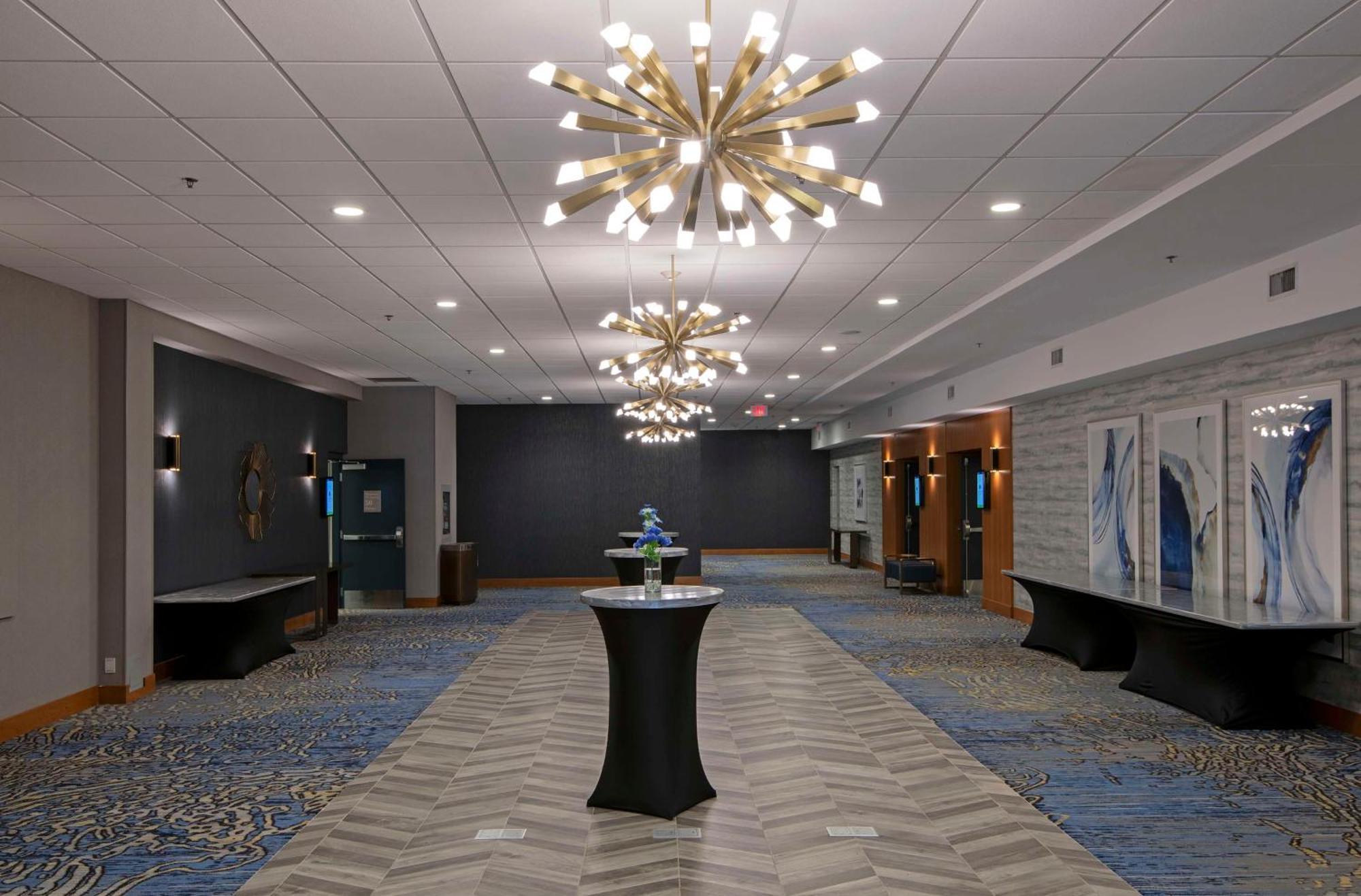Doubletree By Hilton West Edmonton Hotel Екстериор снимка