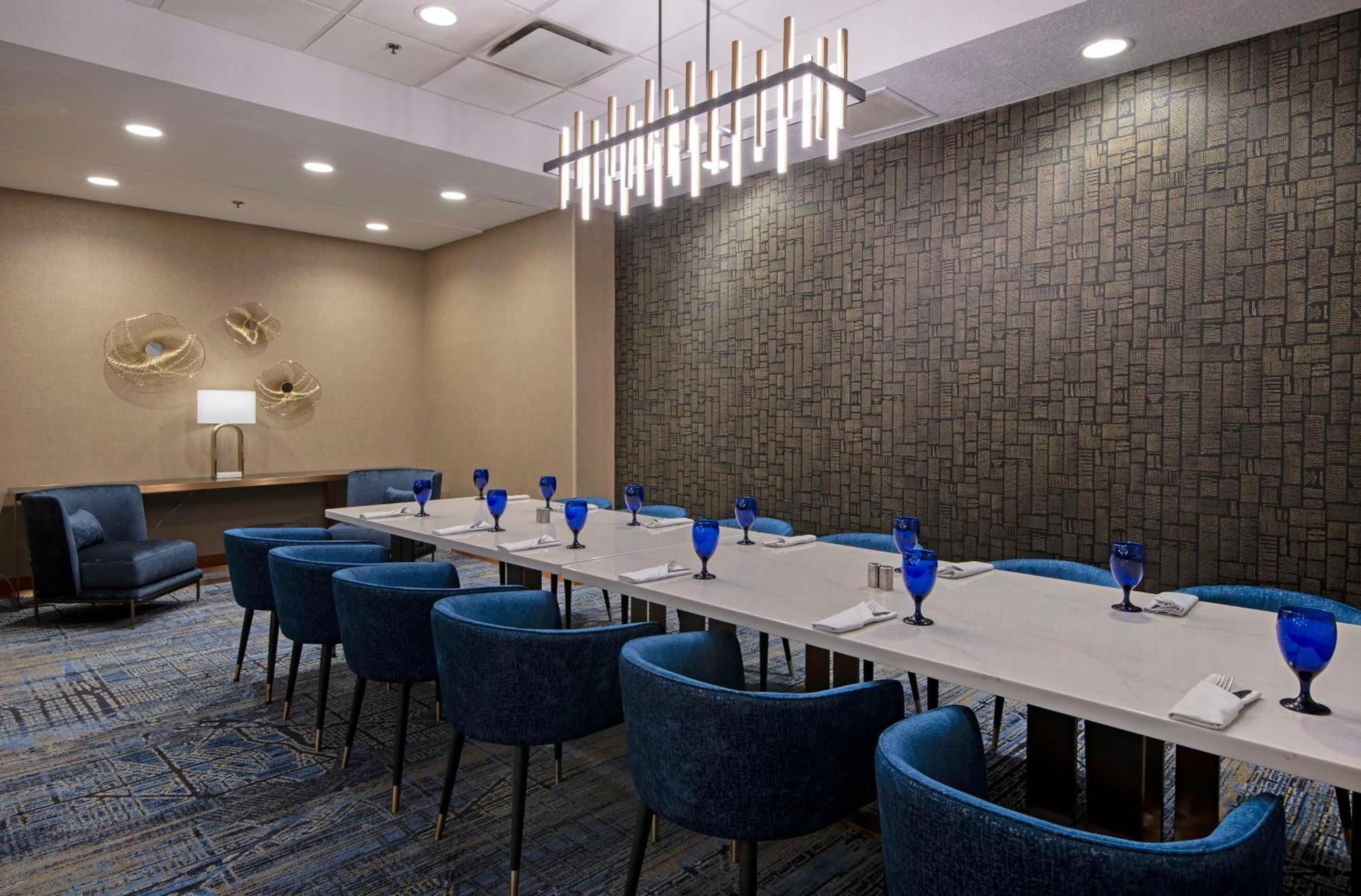 Doubletree By Hilton West Edmonton Hotel Екстериор снимка