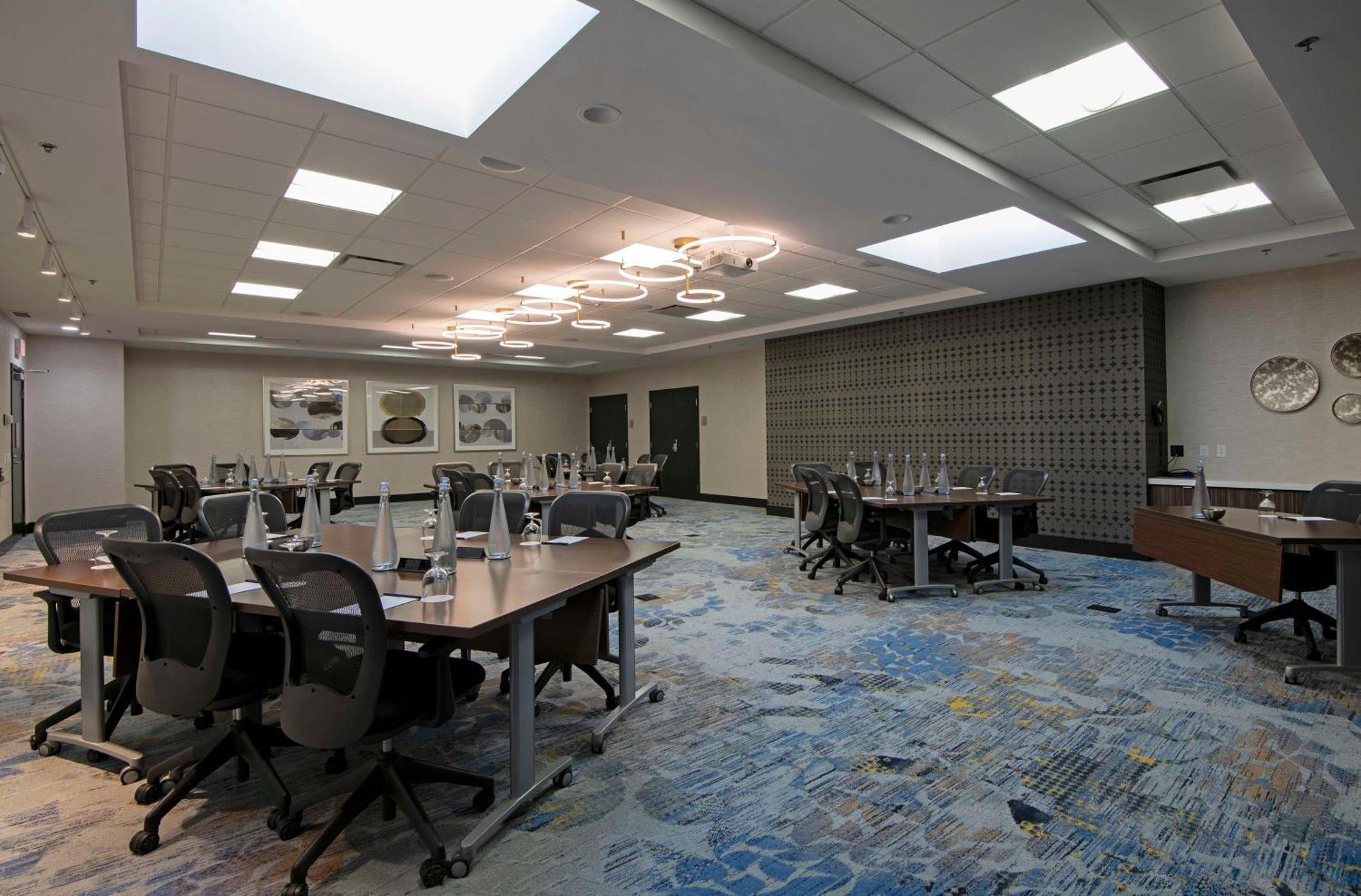 Doubletree By Hilton West Edmonton Hotel Екстериор снимка